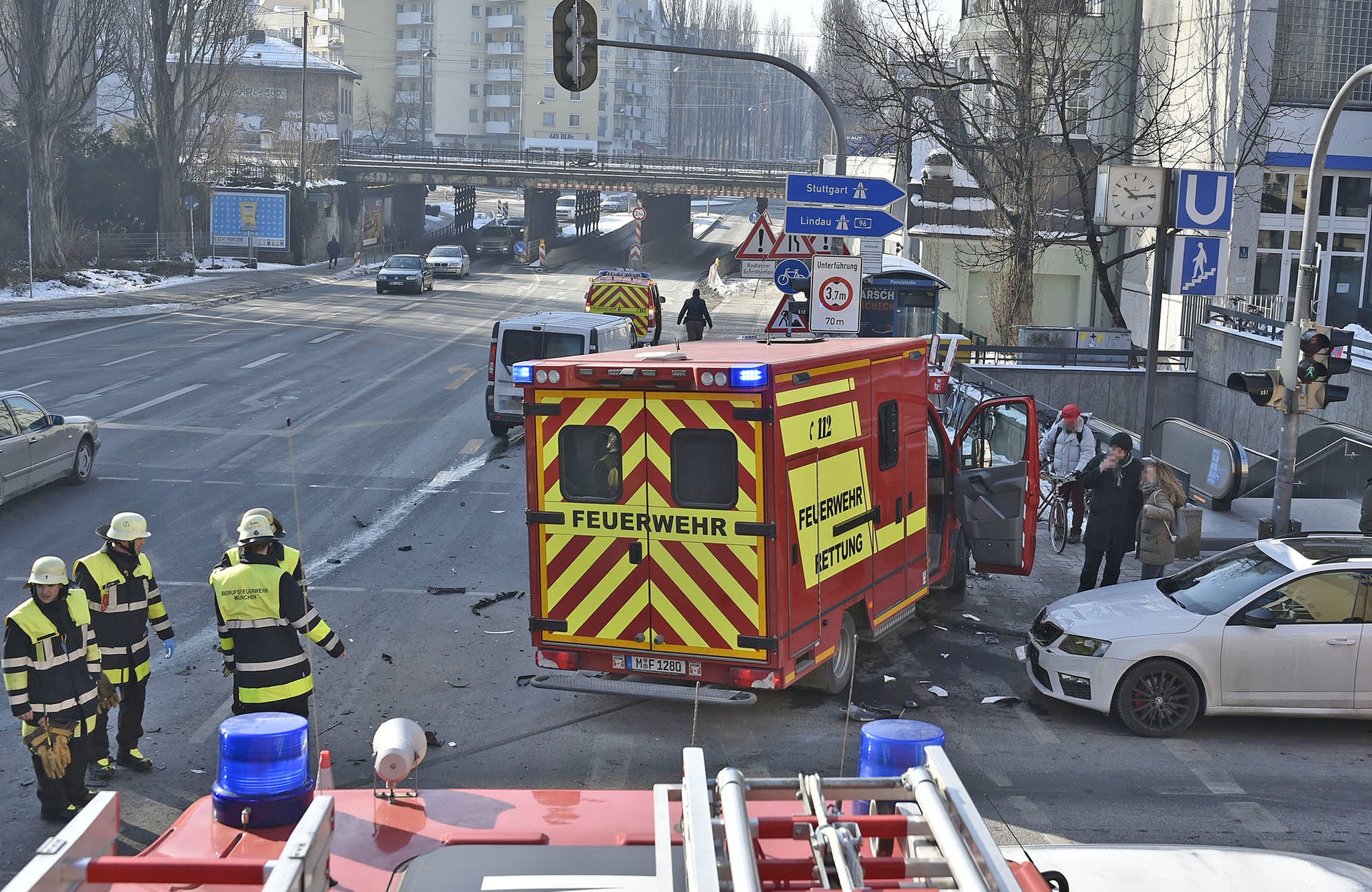 Ein Zusammenstoß zwischen einem Rettungswagen im Einsatz und einem Transporter., Foto: Berufsfeuerwehr München