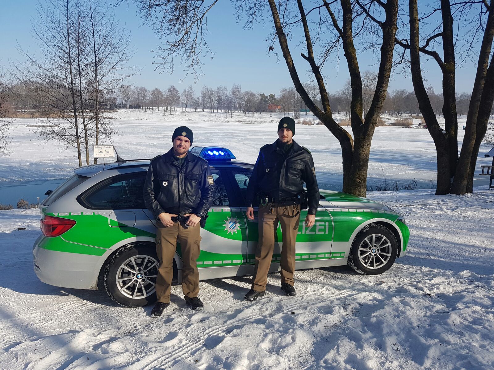 Die Polizisten retteten eine Frau vor dem Ertrinken im Garchinger See - Sie war in das Eis eingebrochen., Foto: Polizei