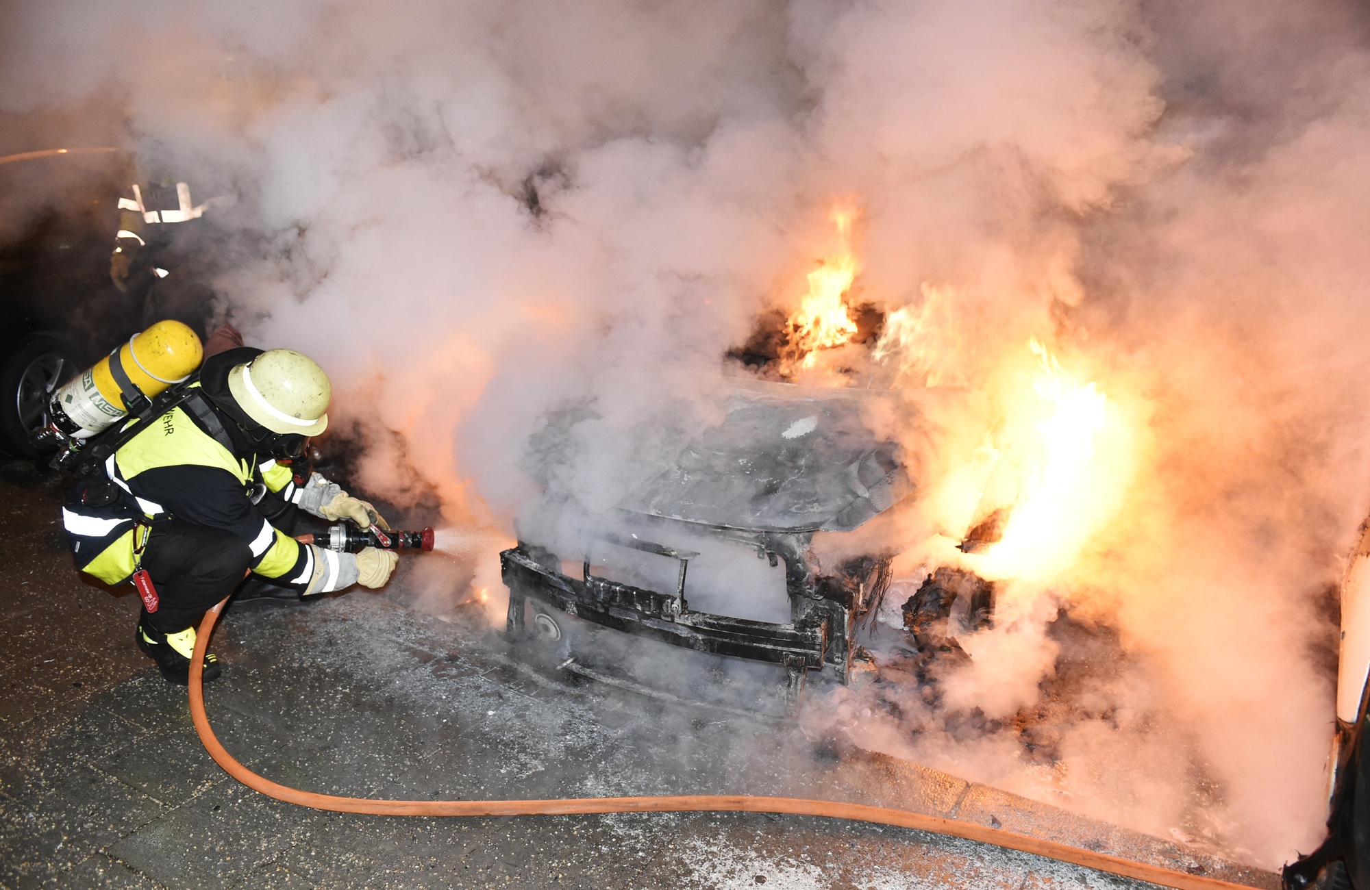 Ein brennendes Auto in der Innenstadt., Foto: Berufsfeuerwehr München