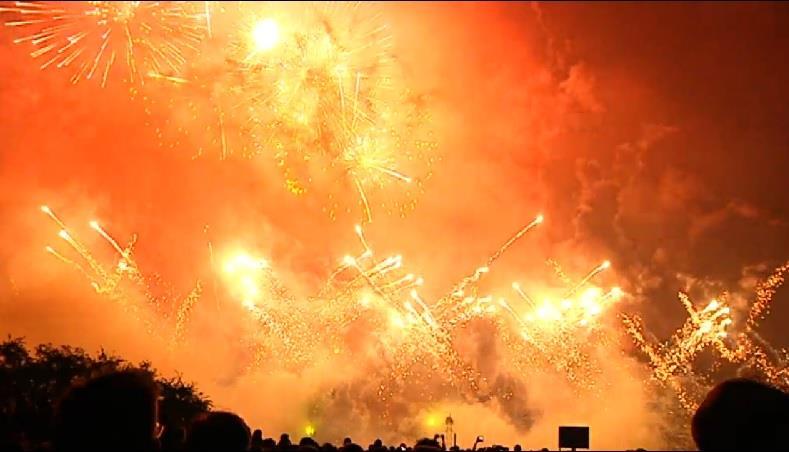 Zentrales Feuerwerk oder lieber mit Freunden böllern?
