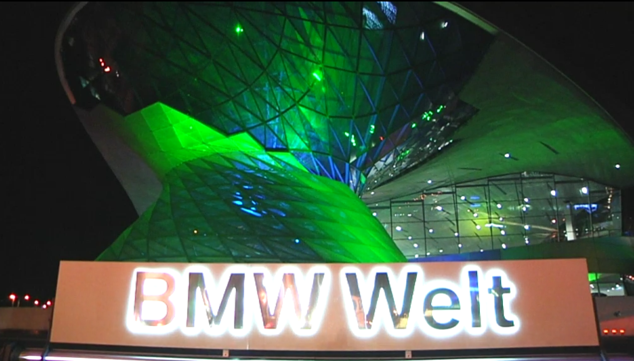 BMW Welt am St. Patrick's Day in Grün