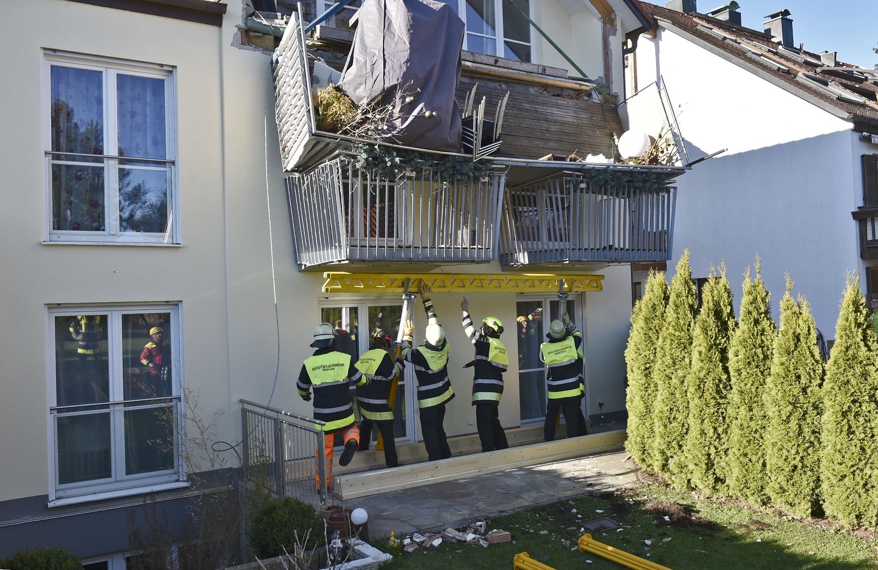 Balkon in Stettnerstraße fällt auf untere Balkone, Foto: Berufsfeuerwehr München