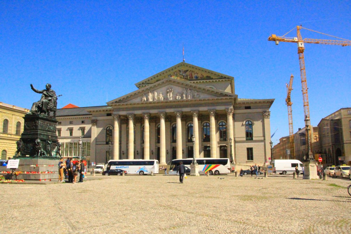 Der Max-Joseph-Platz vor der Bayerischen Staatsoper