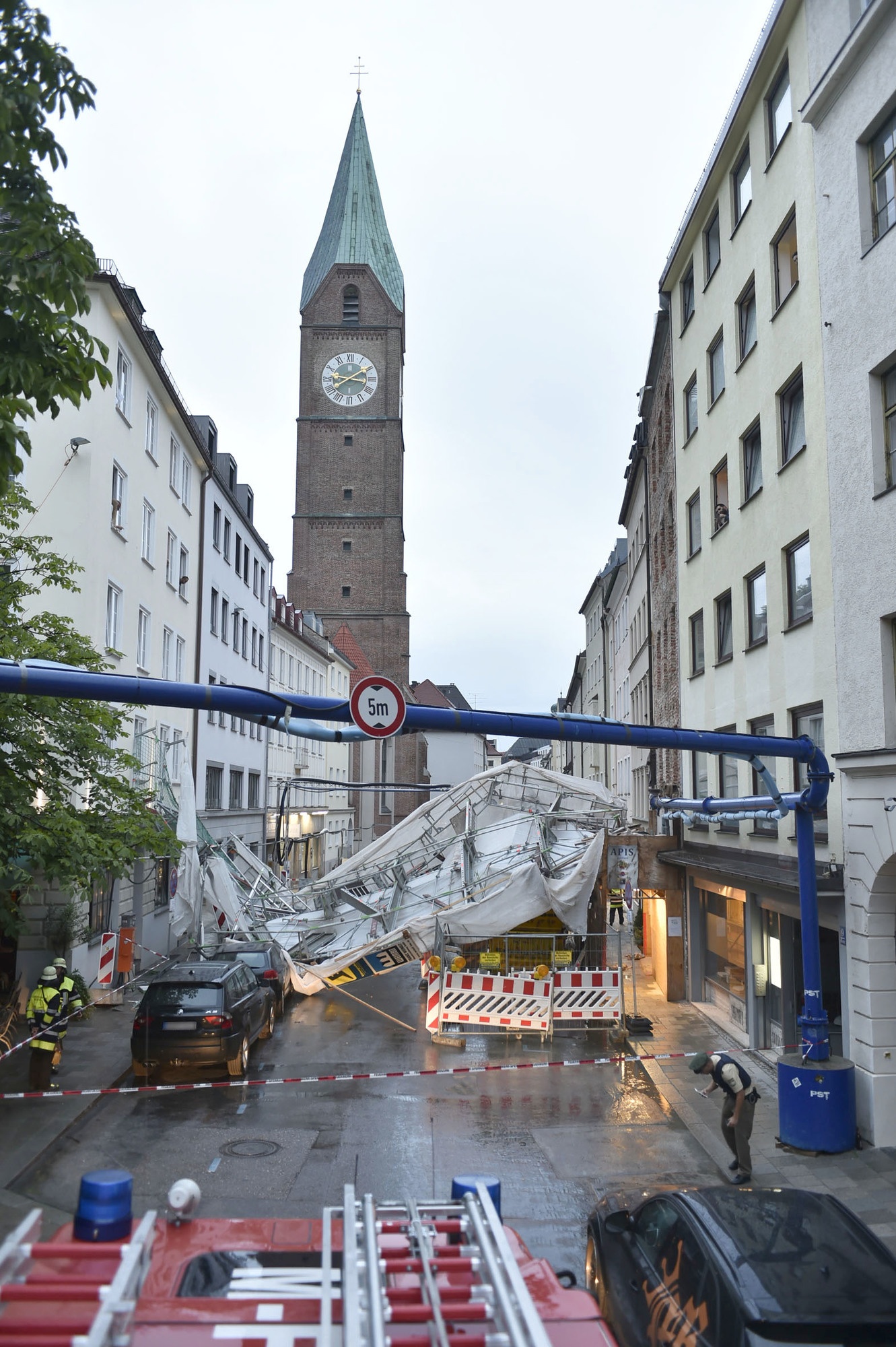 Die Windböe hat ein ganzes Baugerüst umgeweht, Foto der Berufsfeuerwehr München