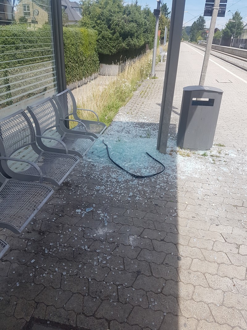 Das zerstörte Wartehäuschen an der S-Bahnhaltestelle Neugilching., Das zerstörte Wartehäuschen an der S-Bahnhaltestelle Neugilching. Foto: Bundespolizei