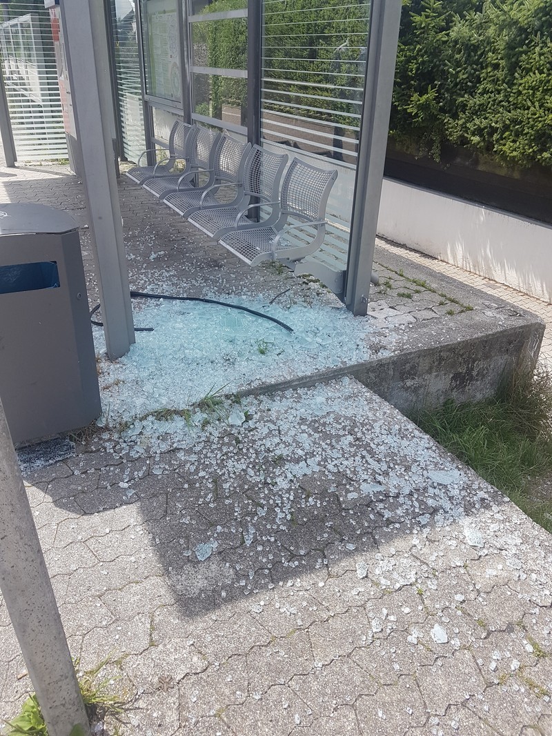 Das zerstörte Wartehäuschen an der S-Bahnhaltestelle Neugilching., Das zerstörte Wartehäuschen an der S-Bahnhaltestelle Neugilching. Foto: Bundespolizei