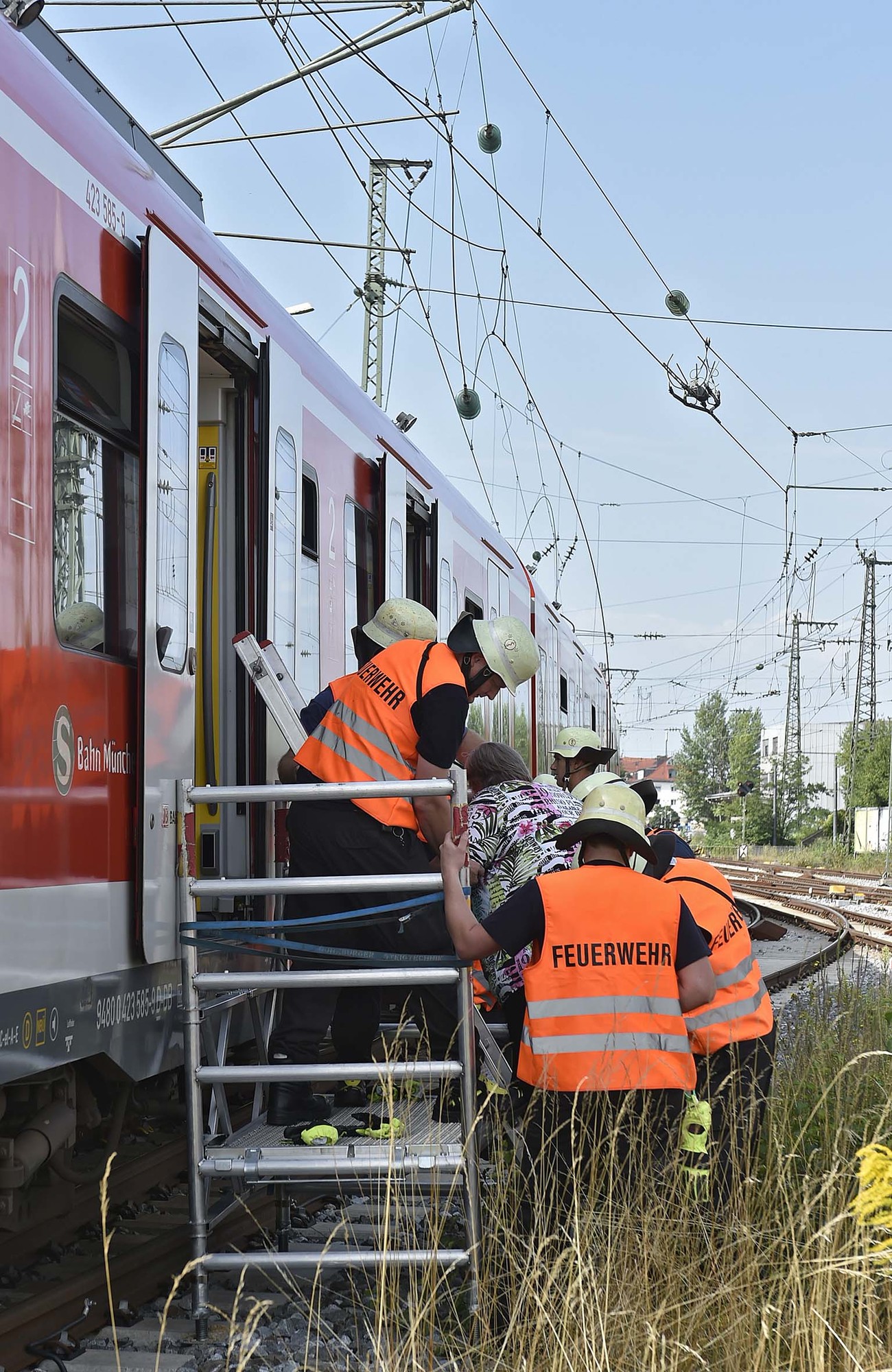 Die Feuerwehr musste rund 200 Reisende aus einer S-Bahn befreien., Die Feuerwehr musste rund 200 Reisende aus einer S-Bahn befreien. Foto: Berufsfeuerwehr München