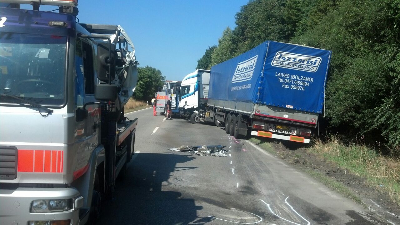 An der Unfallstelle steht ein LKW im Gras, Trümmerteile liegen im Gras, Symbolfoto
