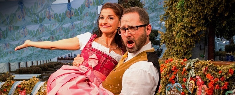 Die Wiesn-Moderatoren von münchen.tv Alex Onken und Marion Schieder 