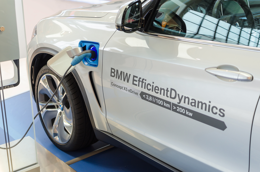 Ein Elektroauto von BMW wird auf einer Ausstellung aufgeladen., Bildquelle: servickuz – 216798667 / Shutterstock.com