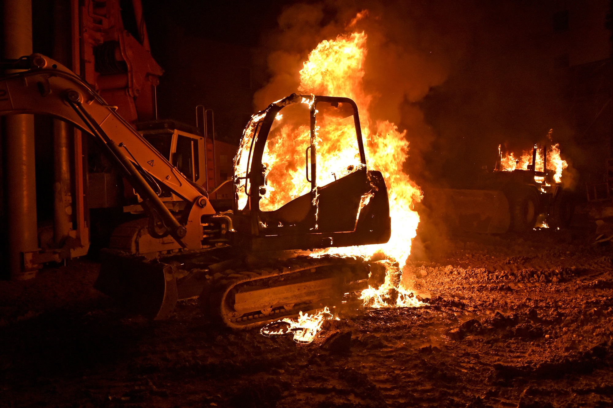 Die brennenden Baustellen-Fahrzeuge - Foto: Berufsfeuerwehr München