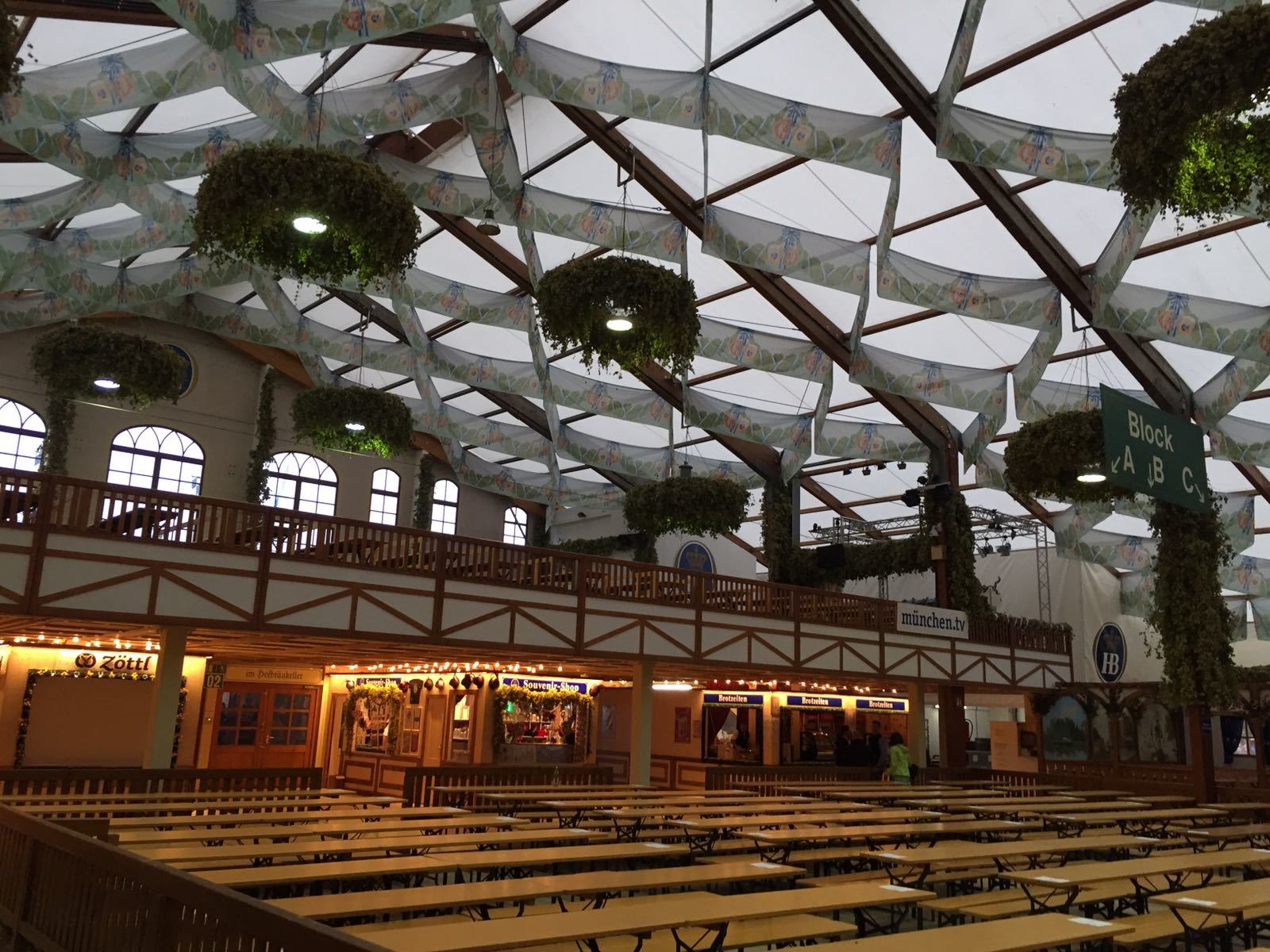 8:00 Uhr auf der Wiesn: Noch ist das Hofbräu auf dem Oktoberfest 2017 leer 