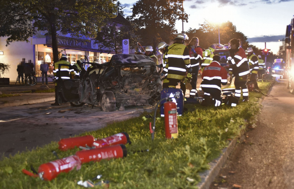 Zwei Tote bei Unfall auf Wasserburger Landstraße in München - Einsatzbilder, Foto der Berufsfeuerwehr München