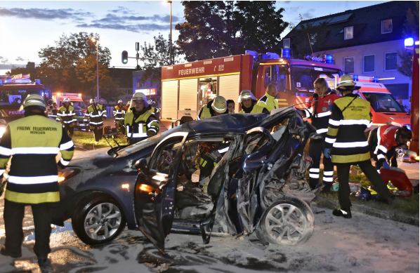 Zwei Tote bei Unfall auf Wasserburger Landstraße in München - Einsatzbilder, Foto der Berufsfeuerwehr München