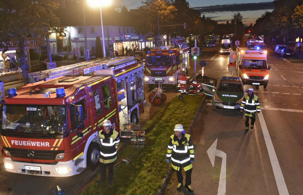 Zwei Tote bei Unfall auf Wasserburger Landstraße in München - Einsatzbilder, Foto der Berufsfeuerwehr München