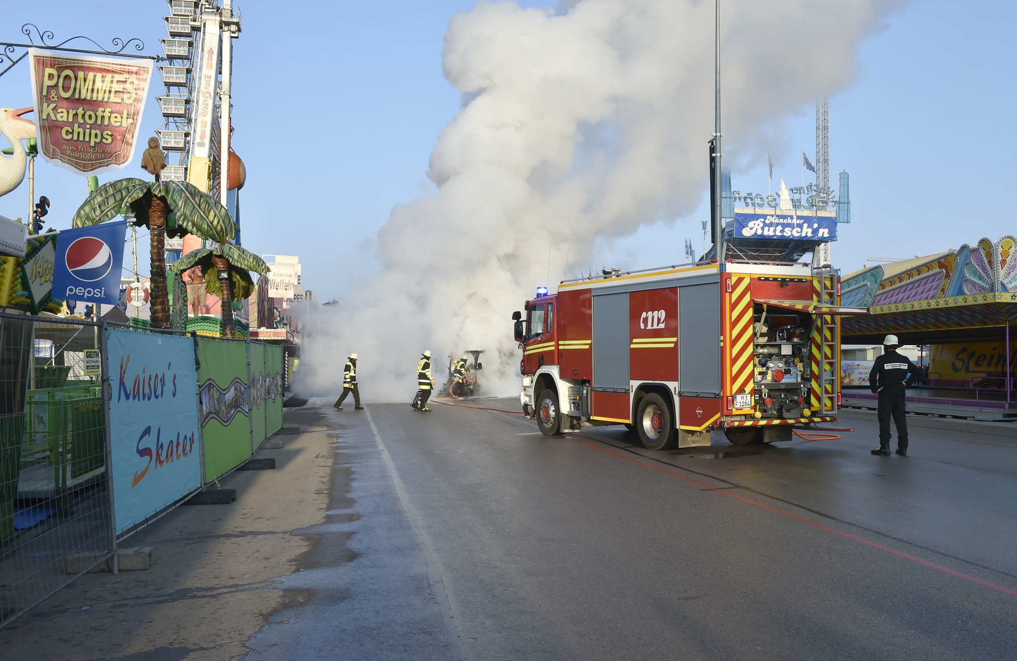 Oktoberfest 2017: Feuerwehreinsatz wegen brennender Kehrmaschine auf der Wiesn, Foto: Berufsfeuerwehr München