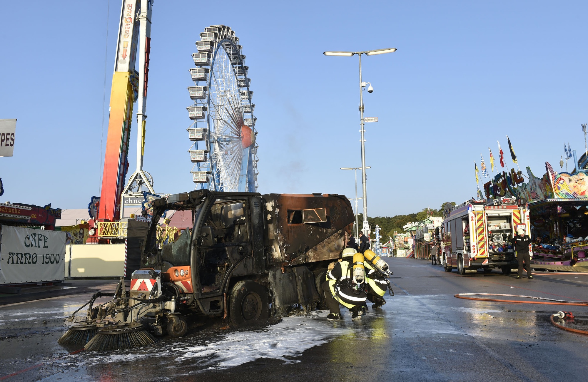 Oktoberfest 2017: Feuerwehreinsatz wegen brennender Kehrmaschine auf der Wiesn, Foto: Berufsfeuerwehr München