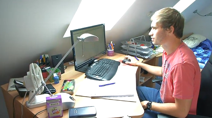 Ein Student lernt an seinem Computer