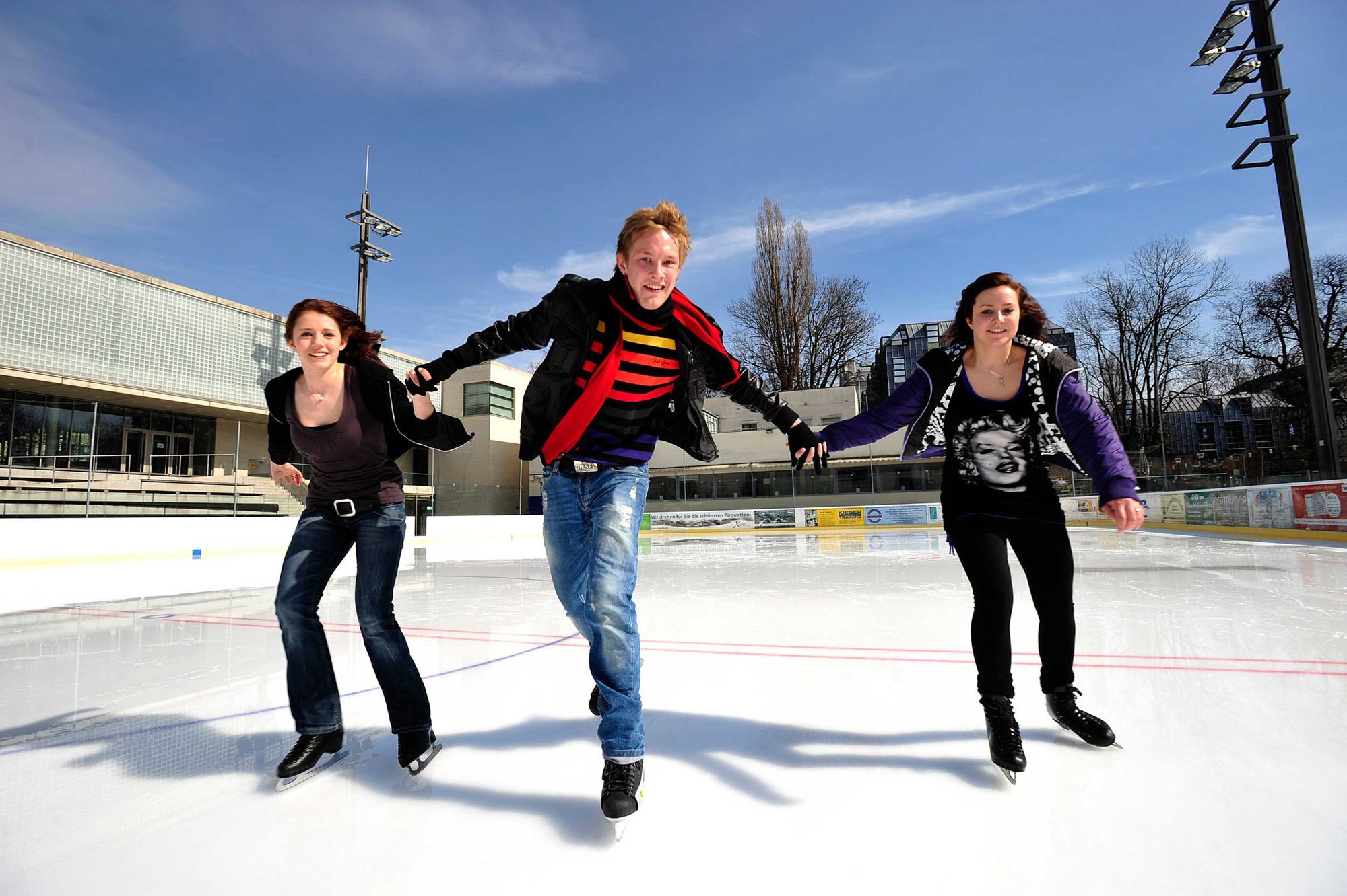 Eislaufende Jugendliche, Prinzregentenstadion, Quelle: SWM