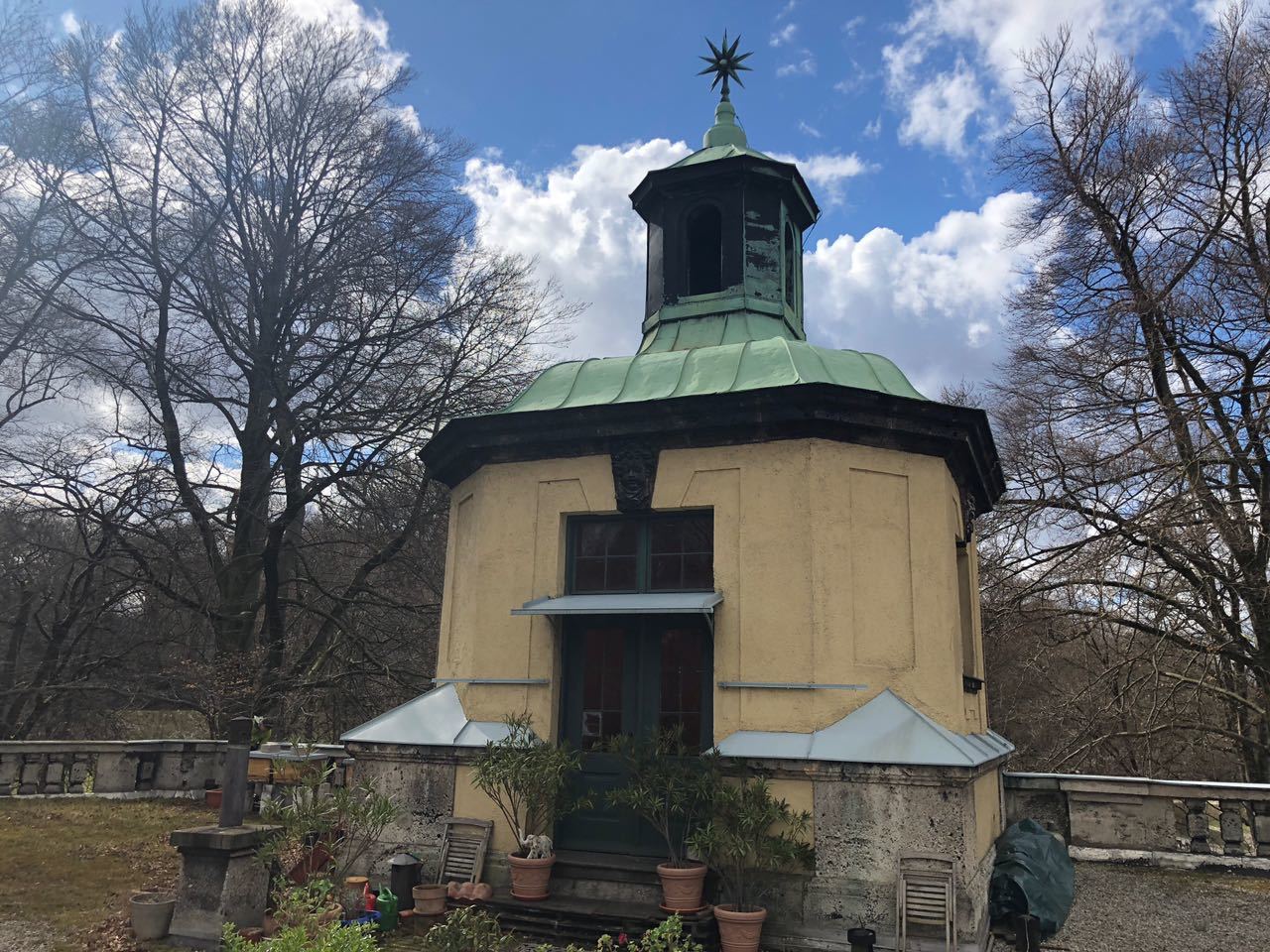Das Maxwerk in München: Wird es eine Wirtschaft mit Biergarten? Ortsbegehung und Demo der Biergarten-Gegner.