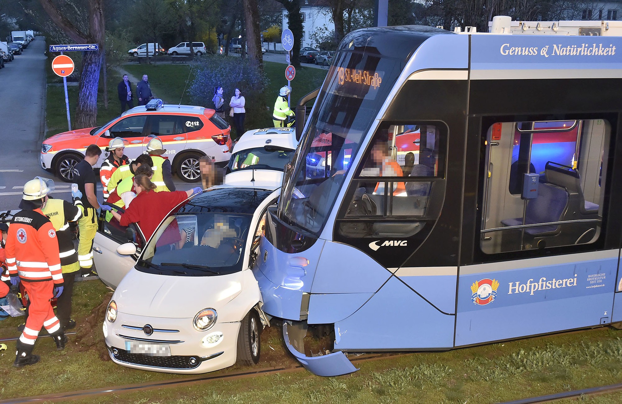 Agnes-Bernauer-Straße: Unfall Fiat und Tram, Foto: Berufsfeuerwehr München