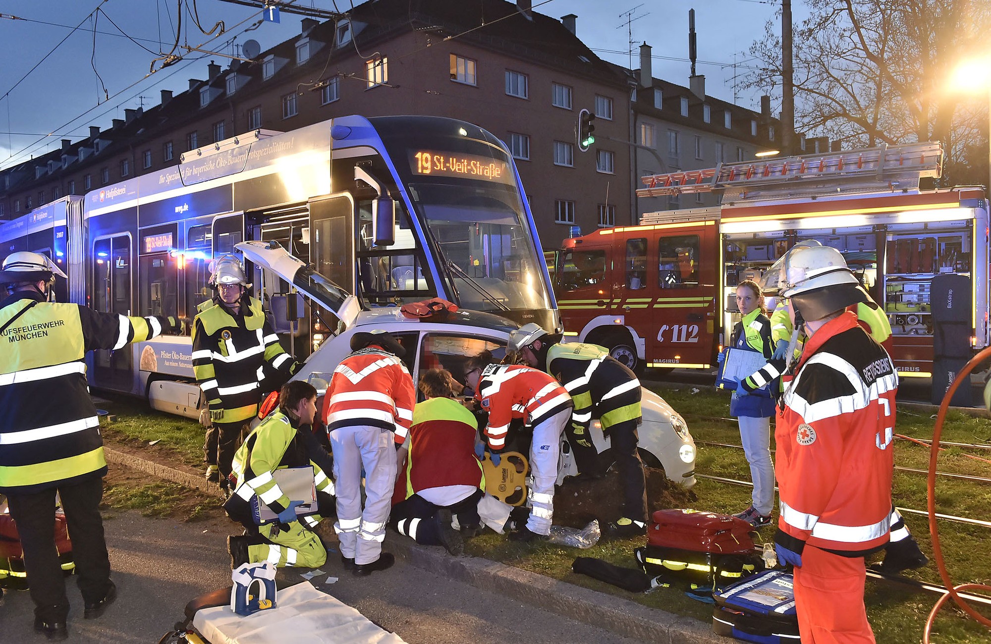 Agnes-Bernauer-Straße: Unfall Fiat und Tram, Foto: Berufsfeuerwehr München