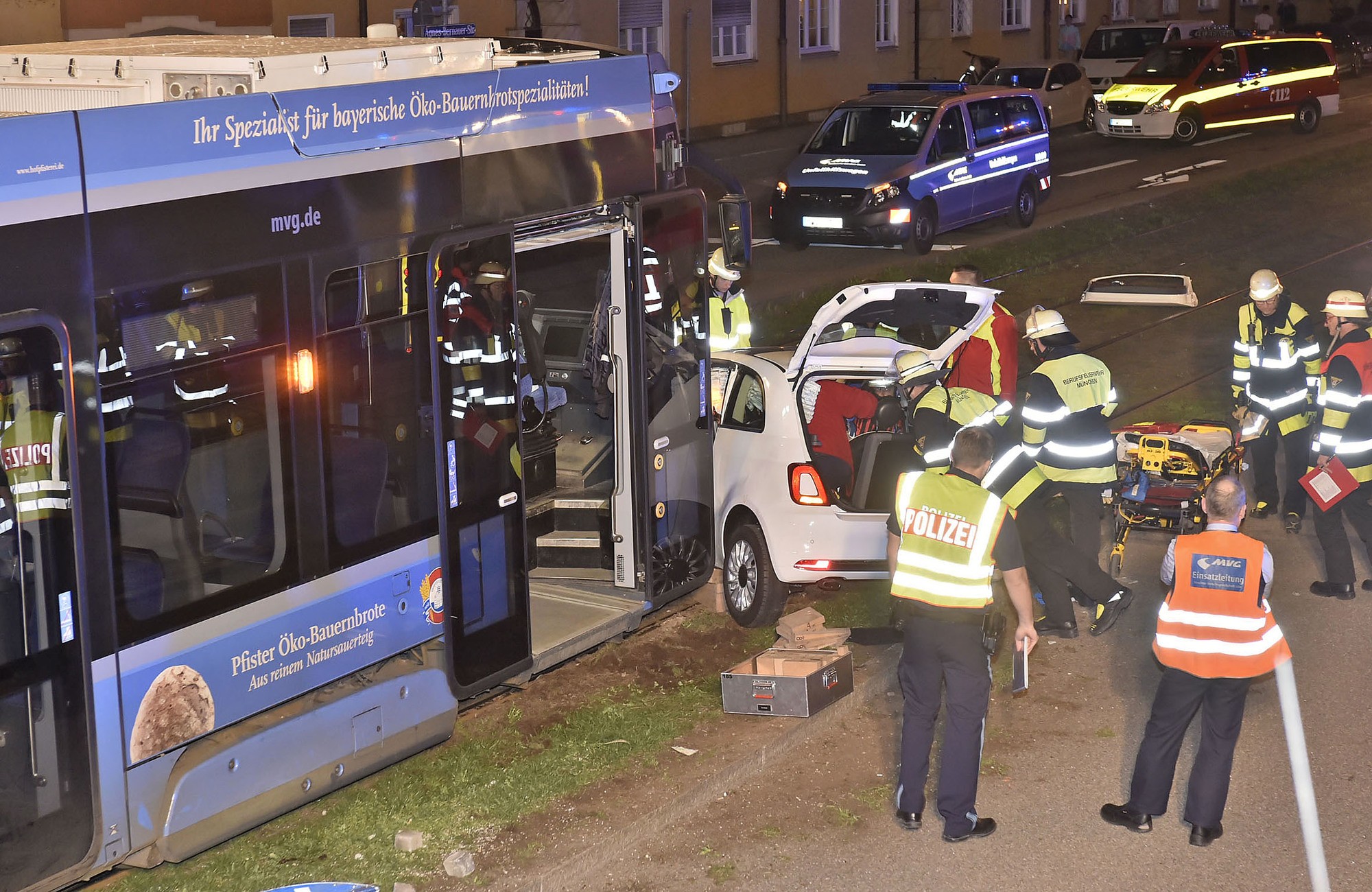 Agnes-Bernauer-Straße: Unfall Fiat und Tram, Foto: Berufsfeuerwehr München