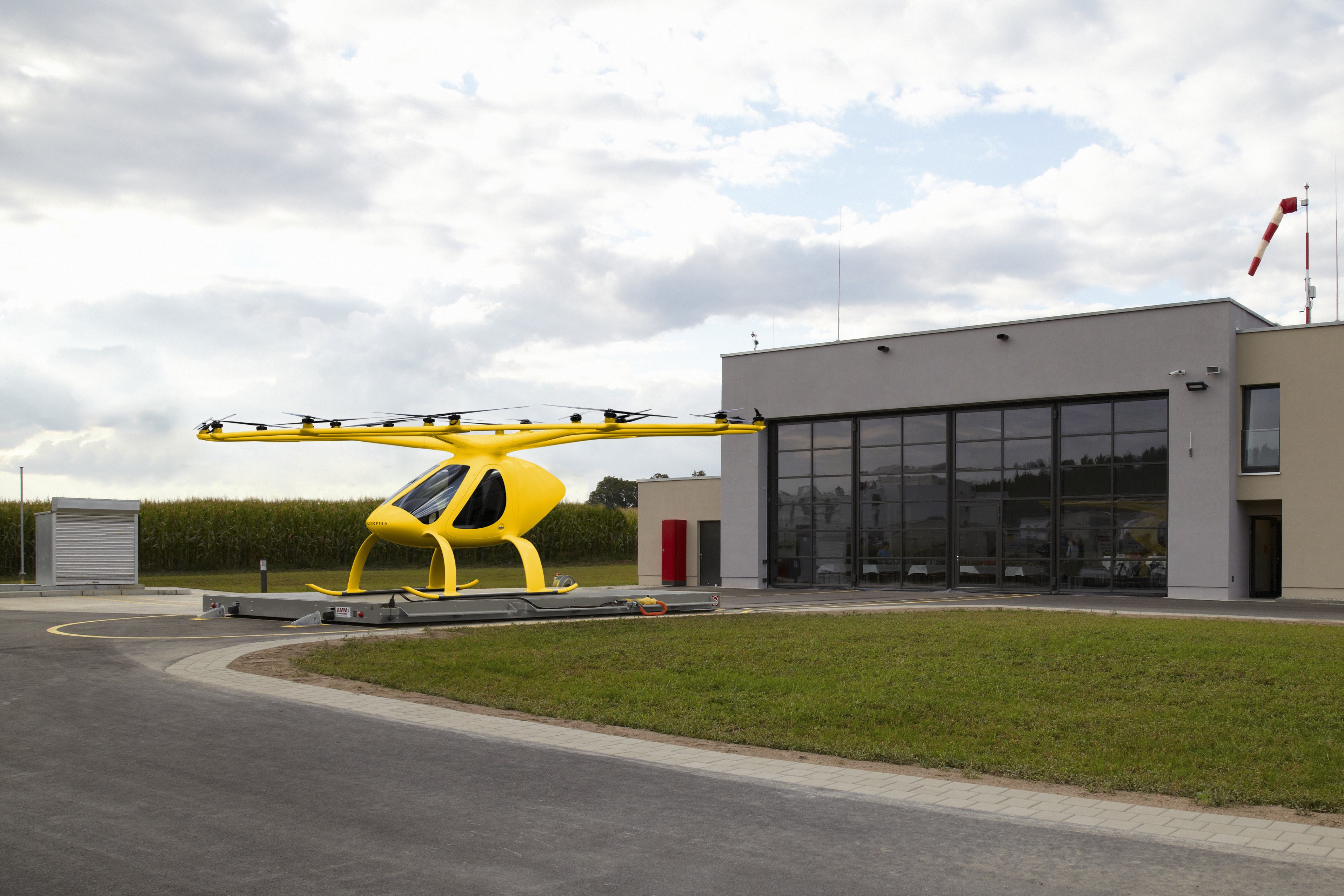 Volocopter, Ähnlich wie in diesem Bild wird der Volocopter aussehen, der im Rettungsdienst zum Einsatz kommen soll. (Fotomontage: ADAC Luftrettung / Volocopter)