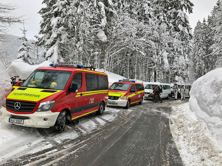 Die Münchner Feuerwehr hilft in den zugeschneiten Krisengebieten im Umland, Foto: Berufsfeuerwehr München
