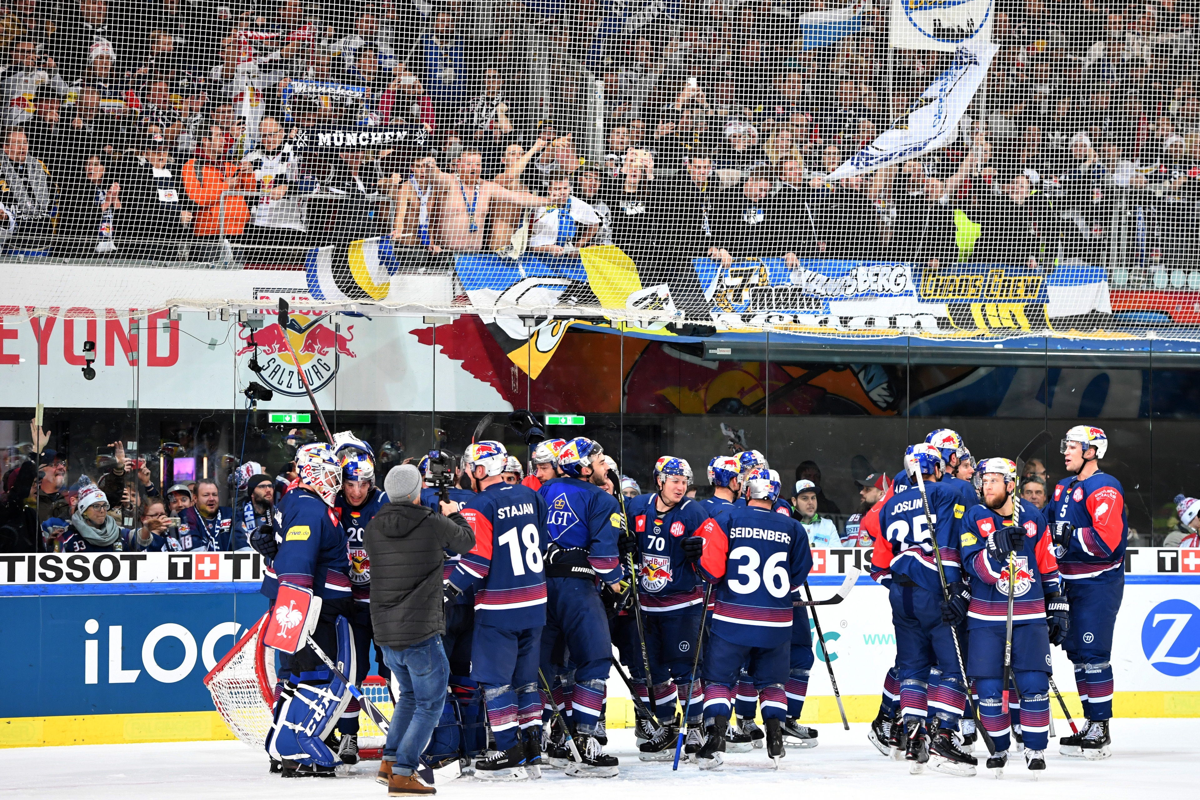 EHC Red Bull München beim Jubel, EHC Red Bull München/Florian Ertl