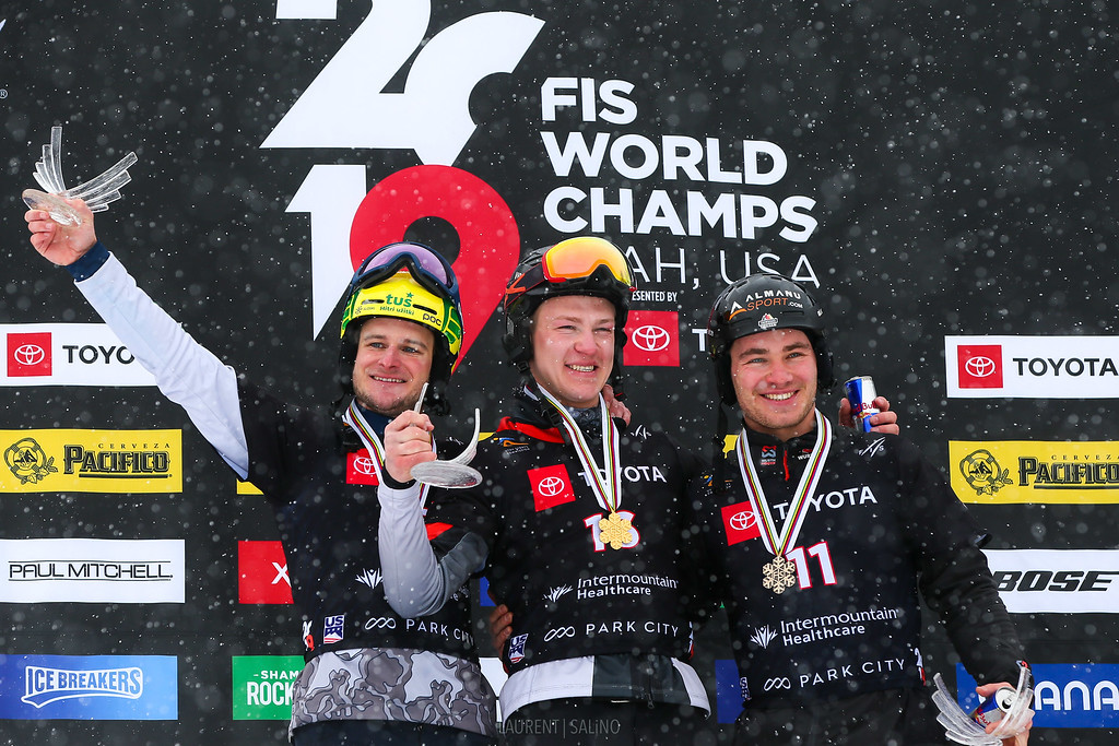 Stefan Baumeister auf dem Siegertreppchen, © FIS Snowboard