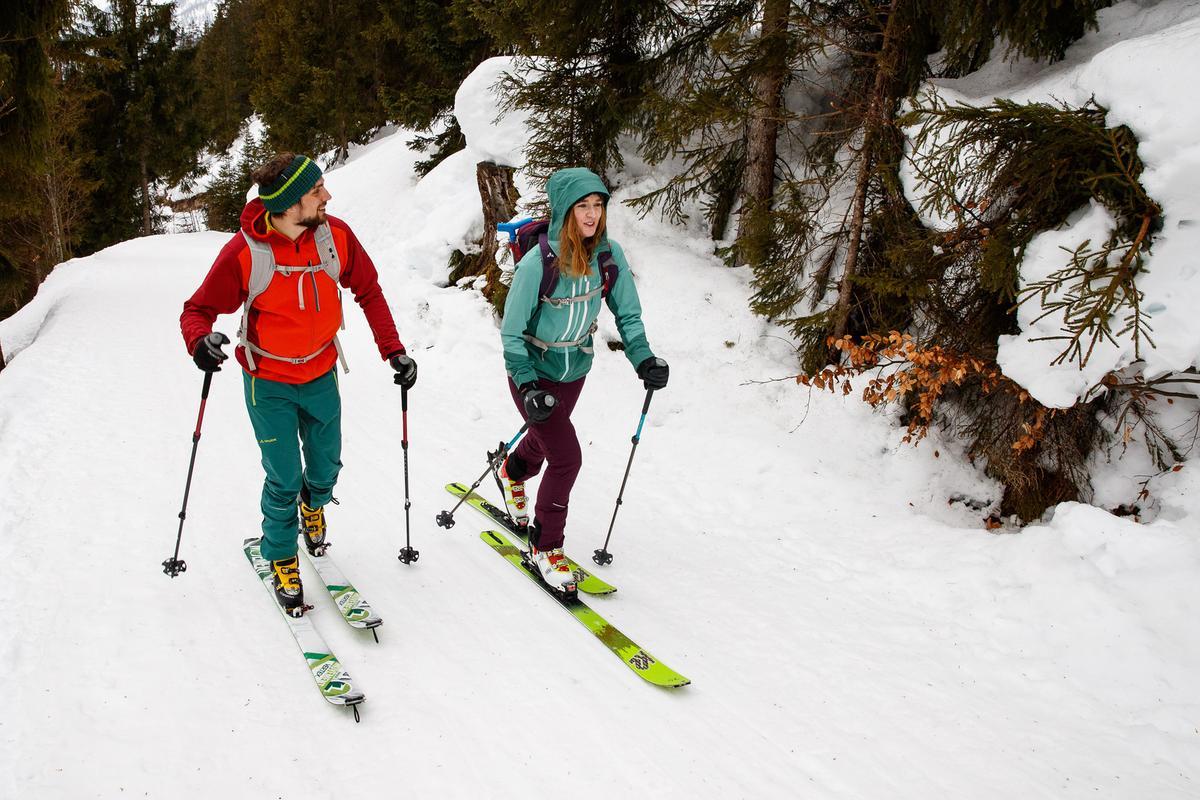 Skitourengeher ziehen ihre Spur in den unberührten Schnee, Foto: DAV/Daniel Hug