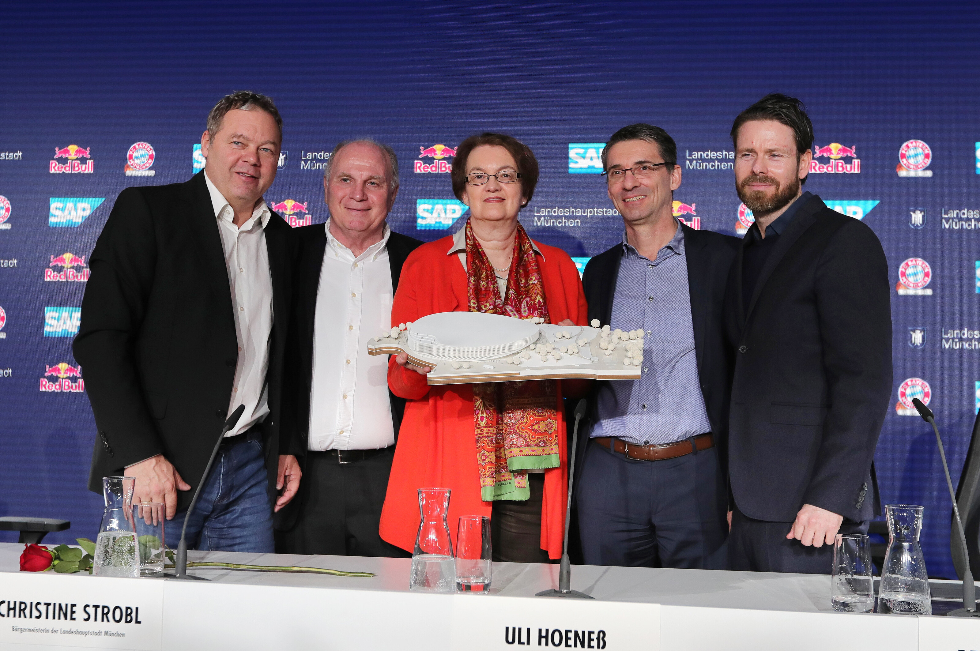 Christian Schluder von Red Bull, FC Bayern-Präsident, Bürgermeisterin Christine Strobl, SAP-Vorstand Bernd Leukert und Architekt Jan Ammundsen, GEPA pictures/ Marcel Engelbrecht