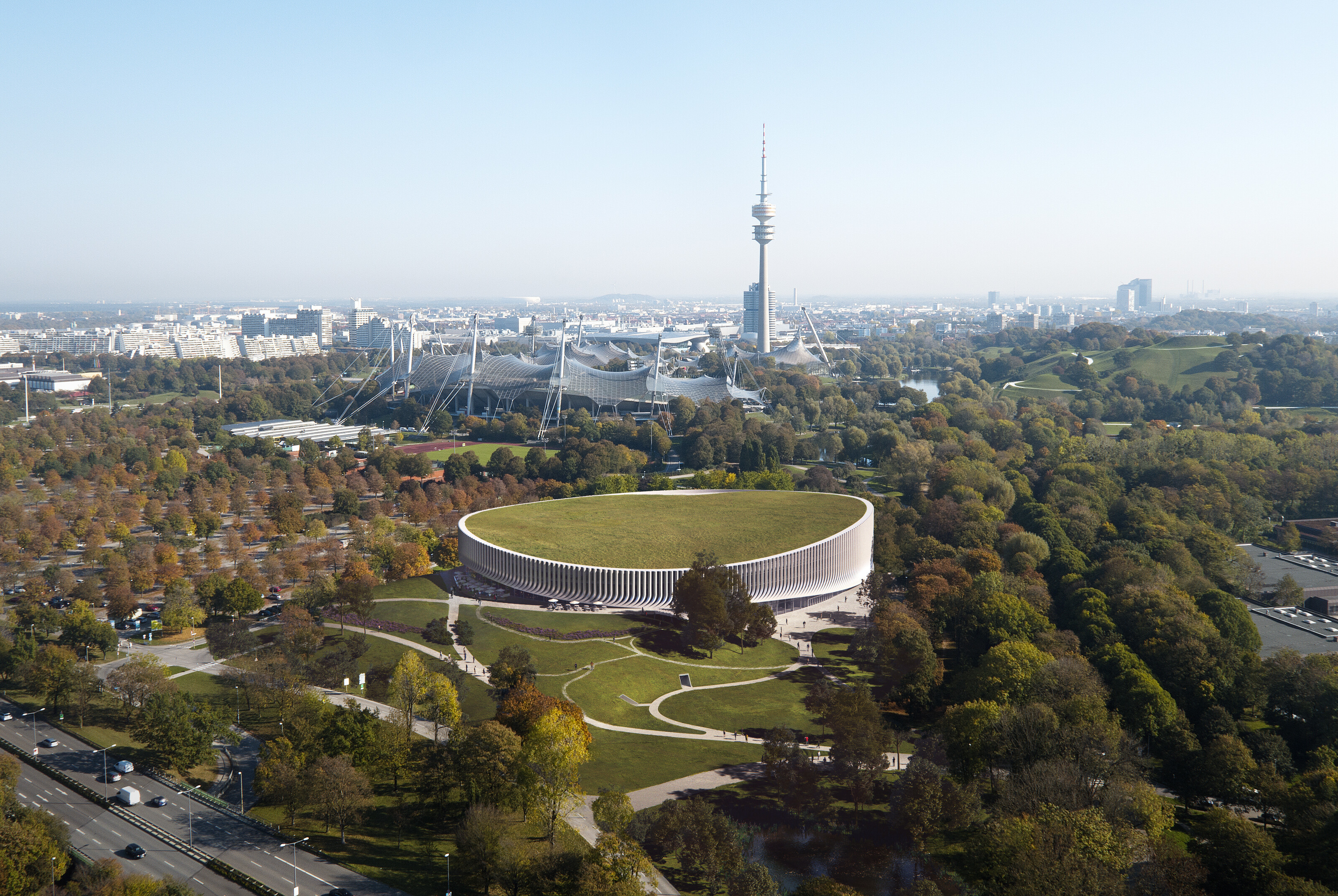 Die neue Arena eingebettet in das Ensemble des Münchner Olympiaparks., 3XN Architects & MIR / Red Bull Content Pool