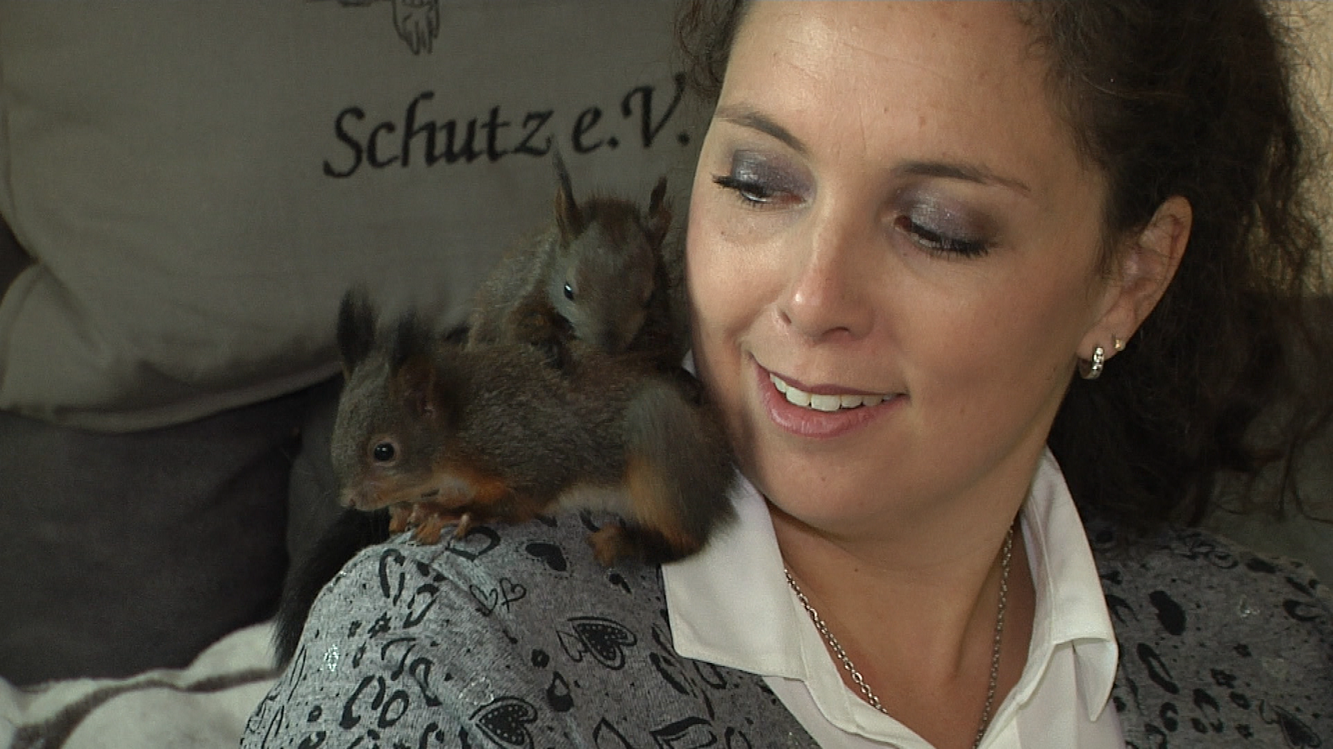 Sabine Gallenberger mit Eichhörnchen