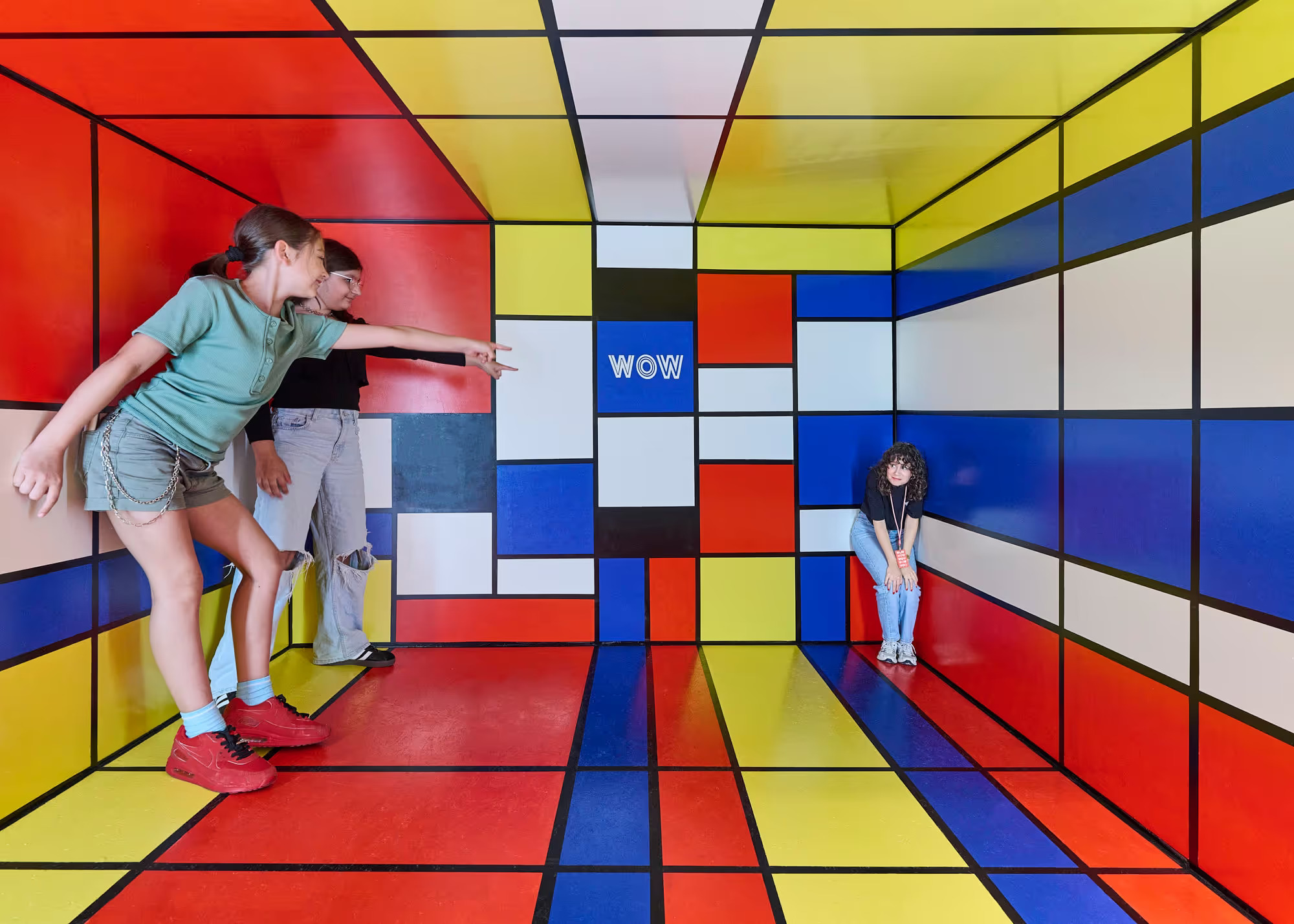 In den begehbaren Räumen werden Besucher selbst Teil der Illusion – Fotos entstehen in nahezu jedem Raum.