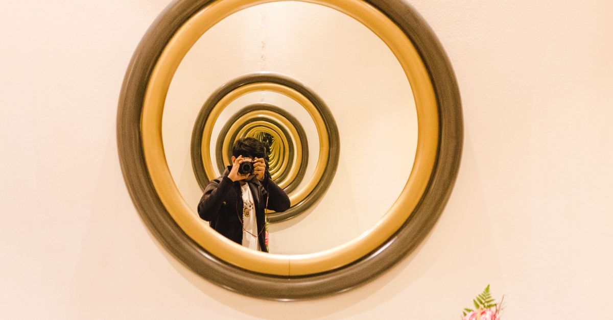 Begehbarer Raum mit optischen Täuschungen und Spiegelinstallationen im WOW Museum München